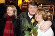 Ladislav Štaidl přišel oslavit 20. výročí otevření salonu Maxim s přítelkyní Míšou (vlevo).