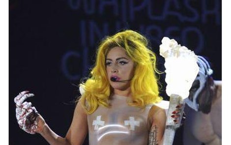 Lady Gaga si během roku přišla na 1,8 miliardy Kč, a tak si může zámek s přehledem dovolit.