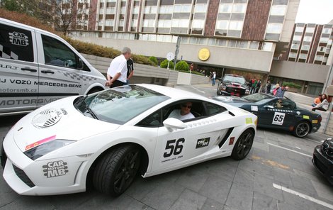 Lamborghini Gallardo - 0–100 km/h: 3,8 s - Max rychlost: 320 km/h - Palivo: benzin - Objem: 4961 ccm - Spotřeba: 14,0 l/100 km - Výkon 412 kW - Cena: 6 200 000 Kč