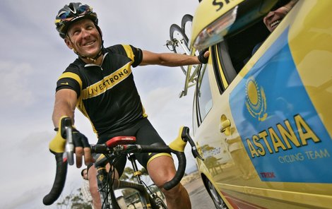 Lance Armstrong a doprovodná škodovka v Austrálii.