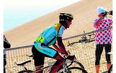 Lance Armstrong se dere na legendární Mont Ventoux.