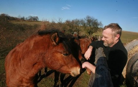 Leader Leiský s hříbátkem huculka Karlem.