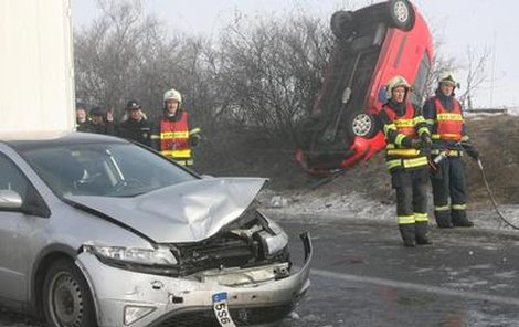 Led způsobil nehodu 14 vozů.