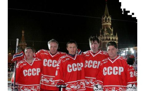 Legendární ruská pětka (zleva) Krutov, Fetisov, Larionov, Kasatonov a Makarov nastoupená na Rudém náměstí. Takhle »molodci« vypadají dnes.