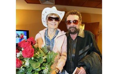 Legendárnmí zpěvák Waldemar Matuška se svou ženou Olgou Blechovou včera přiletěl do Čech.
