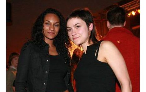 Lejla Abbasová (vlevo) se po koncertu zapovídala s Lenkou Dusilovou.