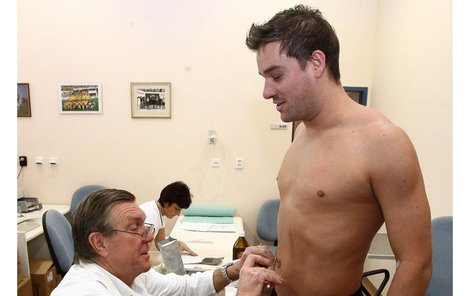 Lékař fotbalové reprezentace Petr Krejčí kontroluje »špekoměrem« žižkovskému útočníkovi tělesný tuk.
