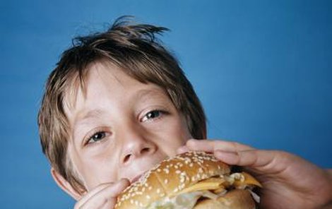 Lékaři prokázali, že hamburgery dětem škodí!