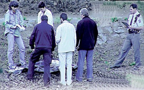 Lékařka ohledává tělo utopené ženy, kterou našli v řece Radbuze.