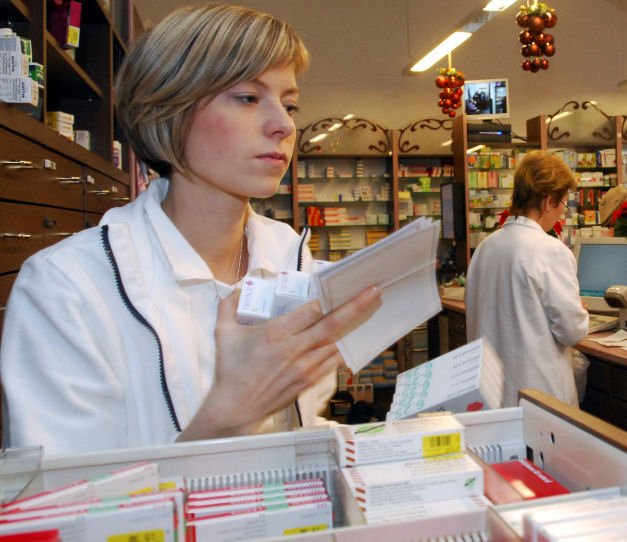 Lékárnice budou zanedlouho pacientům účtovat za léky více korun.