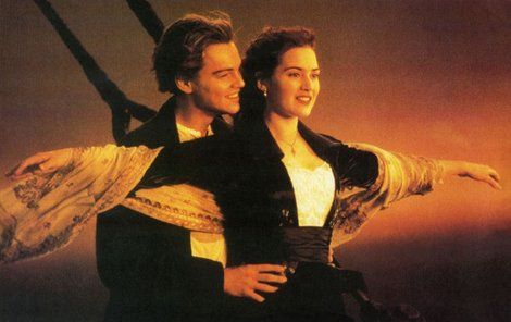 Leonardo DiCaprio a Kate Winslet ve slavné scéně z Titaniku.