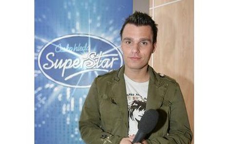 Leoš Mareš bere osmdesát tisíc za moderování akce, přesto jej režisér SuperStar předběhl.