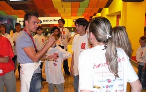 Leoš Mareš byl kapitánem bowlingového týmu dětí z dětských domovů, ale na vítězství nakonec nedosáhl.