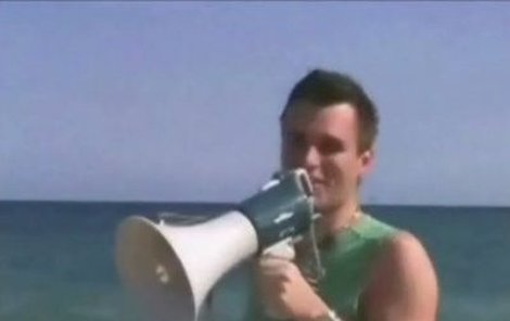 Leoš Mareš na pláži pobíhal s megafonem a snažil se sehnat vítězku Miss mokré tričko. 