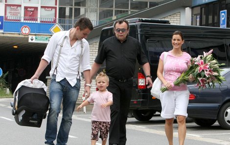 Leoš Mareš nesl malého Matěje, kterého však otočil zády k objektivům fotoaparátů. Rodinku doprovázel i šéf ochranky VIP Service Zdeněk Zahradník.