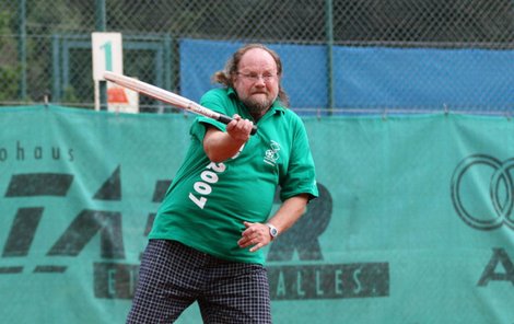 Lešek Semelka hraje tenis rád. A když k tomu přidá zdravou stravu, kila z něj jen padají a stává se štíhlejším a štíhlejším...