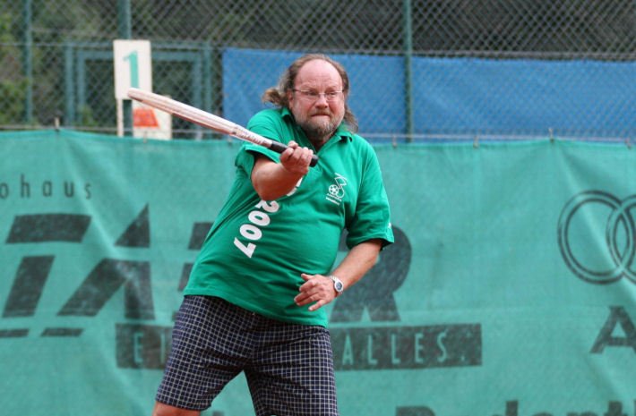 Lešek Semelka hraje tenis rád. A když k tomu přidá zdravou stravu, kila z něj jen padají a stává se štíhlejším a štíhlejším...