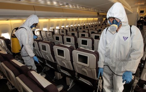 Letadla z Mexika procházejí na všech letištích dezinfekcí.