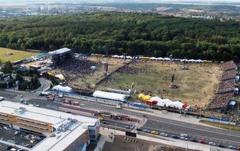 Letecký snímek pořízený několik desítek minut před začátkem včerejšího koncertu. Do 20. hodiny se plocha kompletně zaplnila. I v chladném počasí dorazilo odhadem 60 tisíc lidí.