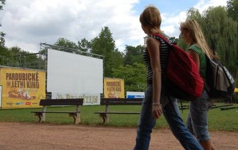 Letní kino v Tyršových sadech.