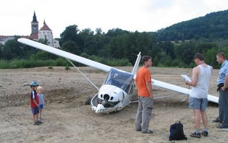 Letoun je po tvrdém přistání zcela na odpis.