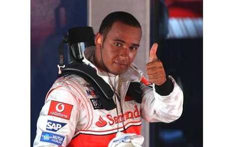 Lewis Hamilton má s Ayrtonem Sennou podobné nejen zbarvení přilby. Vztyčeným palcem dává jasně najevo: Budu šampion! Stejně jako on!