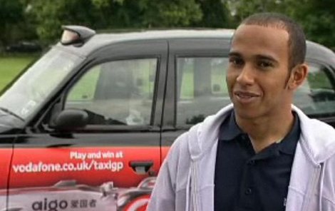 Lewis Hamilton usedá za volant typického londýnského taxíku.