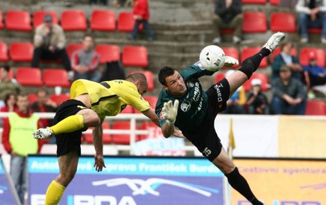 Liberec dlouho obléhal branku Plzně, ale gólman Daněk odolával. Rychle se otřepal i ze srážky s hostujícím útočníkem Nezmarem, za kterou ten viděl žlutou kartu.