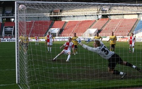 Liberecký brankář se Slavie vůbec nebojí, i když na jaře na Strahově Severočeši prohráli. Takhle slávista Šenkeřík neproměnil penaltu.