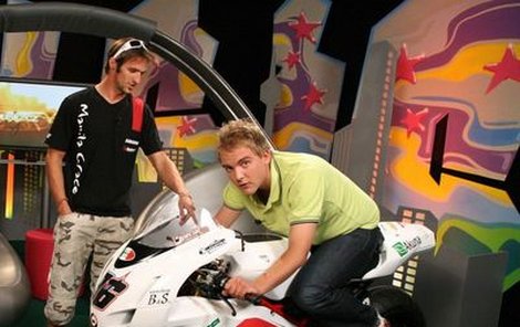Libor Bouček si za asistence Jakuba Smrže vyzkoušel, jak se na jeho závodní motorce sedí.