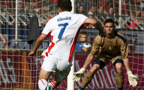 Libor Sionko byl včera nejnebezpečnějším z českých hráčů a po zásluze také generálku před odjezdem na EURO dvěma góly do Gordonovy sítě rozhodl.