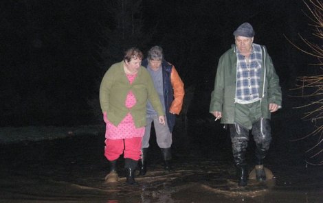 Lidé ve Sviněticích takovou jarní povodeň s tunami bahna nepamatují.