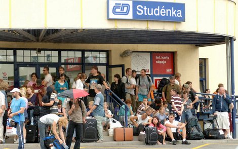 Lidé z havarovaného vlaku, kteří mohli pokračovat v cestě, čekali ve Studénce na náhradní spoj.