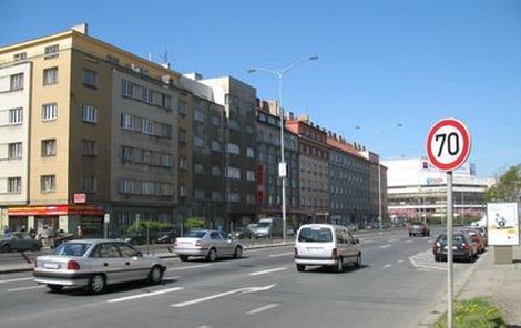 Lidé z tohoto bloku si také stěžovali na nadměrný hluk z magistrály.