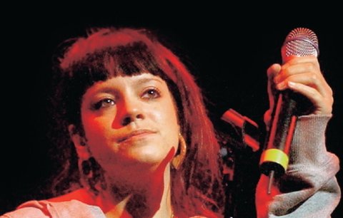 Lily Allen: Rodiče by měli dětem drogy dovolit