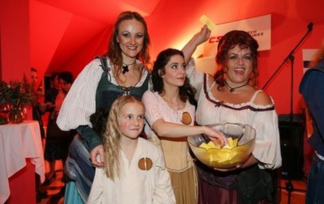 Linda Finková (zleva), Lucia Šoralová a Hana Křížková losovaly výherce, které čekal zajímavý zájezd.