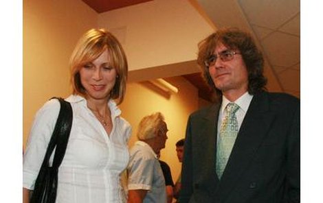 Linda Vágnerová (vlevo) obhajovala Bohumila Kulínského i u soudu, kde se její muž zodpovídá ze zneužívání sboristek. V té době již byla těhotná s Michalem Hrůzou a pod košilí se jí začalo rýsovat »bříško«.