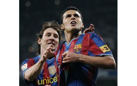 Lionel Messi (vlevo), nejdražší hráč na hřišti, gratuloval Pedrovi ke gólu. On sám dal první, už 27. v lize a 40. v sezoně.
