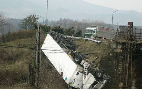 Litevský kamion se zřítil z desetimetrového srázu.
