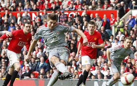 Liverpool jde do vedení! Kapitán Gerrard proměňuje penaltu, hosté vedou 2:1.