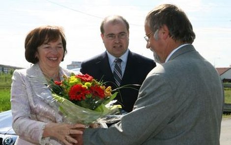 Livia Klausová dostala na uvítanou květiny od ředitele zahrady Ivo Tábora.