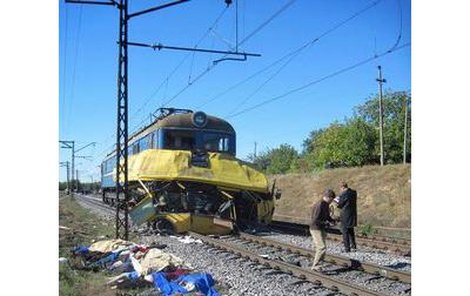 Lokomotiva na Ukrajině tlačila autobus 300 metrů, cestující neměli šanci přežít.