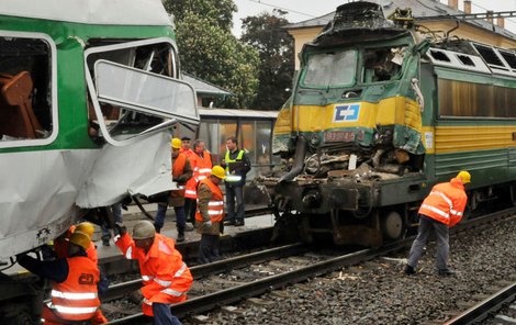 Lokomotiva narazila do posledního vozu osobního vlaku. Strojvůdce neměl šanci náraz přežít.