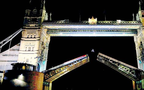 Londýnský Tower Bridge. Robbie hlavou dolů 30 metrů nad hladinou řeky.
