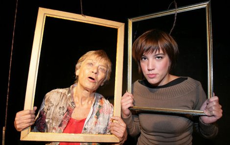 Luba Skořepová si v divadelní hře Hořké mandle zahraje s o tři generace mladší Bárou Vyskočilovou.