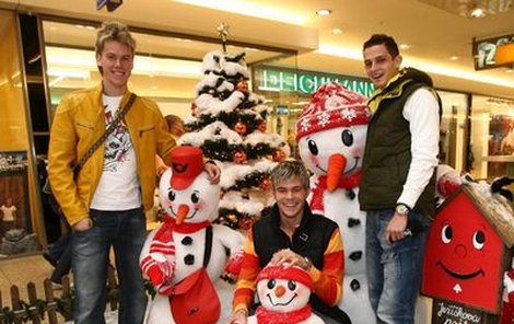 Luboš Kalouda  a Mario Holek (zleva) jsou skoro ještě děti, takhle o Vánocích dováděli se sněhuláky, ale dnes vstoupí mezi elitu dospělých.