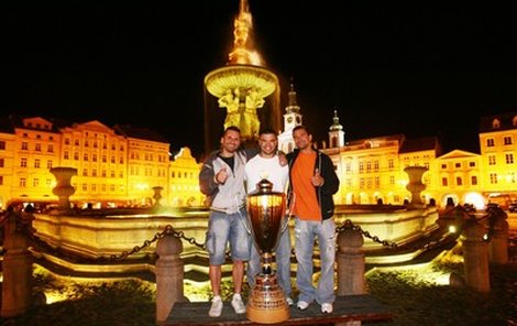 Luboš Rob, Martin Štrba a Jiří Zelenka - tři sparťané před kašnou na náměstí Přemysla Otakara II., chloubou Českých Budějovic.