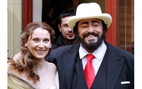 Luciano Pavarotti se svou druhou manželkou Nicolettou.