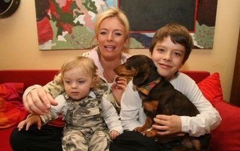 Lucie Benešová se synem Luciánem a mladším Štěpánem na fotografii před dvěma lety.
