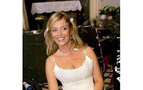 Lucie Benešová v bílých šatech s velkým výstřihem opravdu zářila. Svůj seriálový svatební den si pořádně užila.